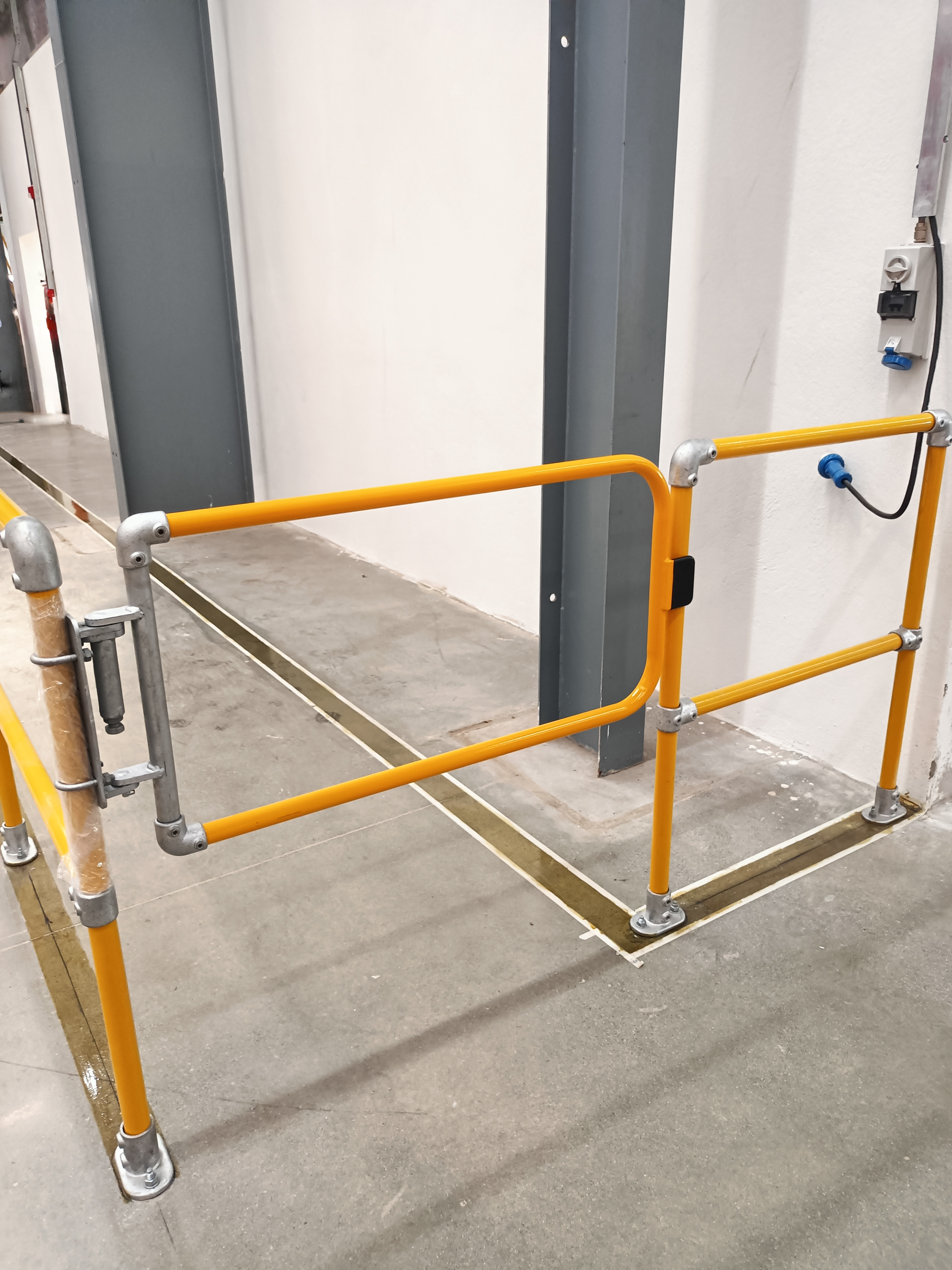 Self-Closing Safety Swing Gate